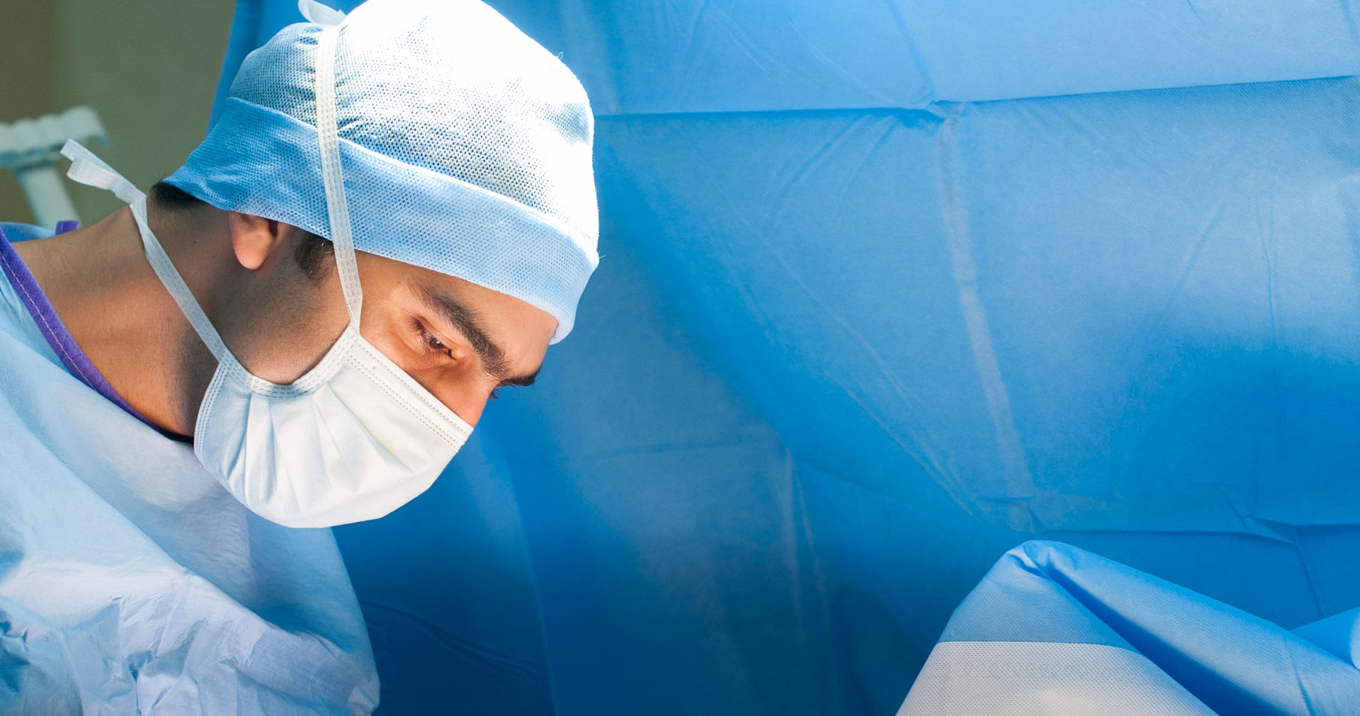 chirurgien esthétique ziade en intervnetion de blépharoplastie à Montpellier
