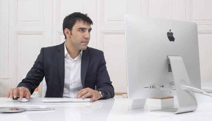 Photographie du Docteur Ziade chirurgien esthétique en téléconsultation dans son cabinet à Montpellier